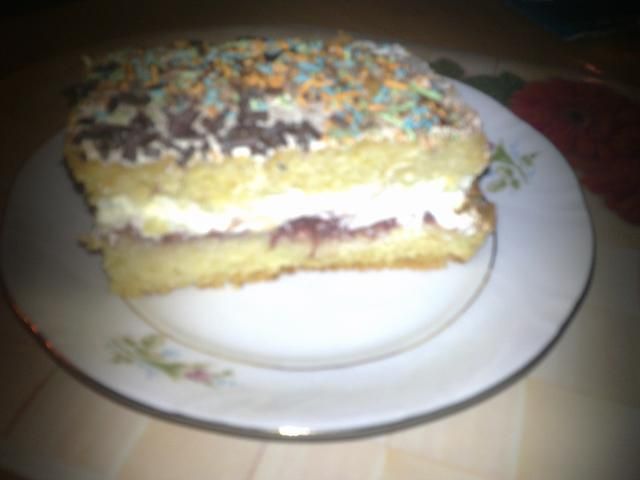 Biszkopt z kremem i dżemem