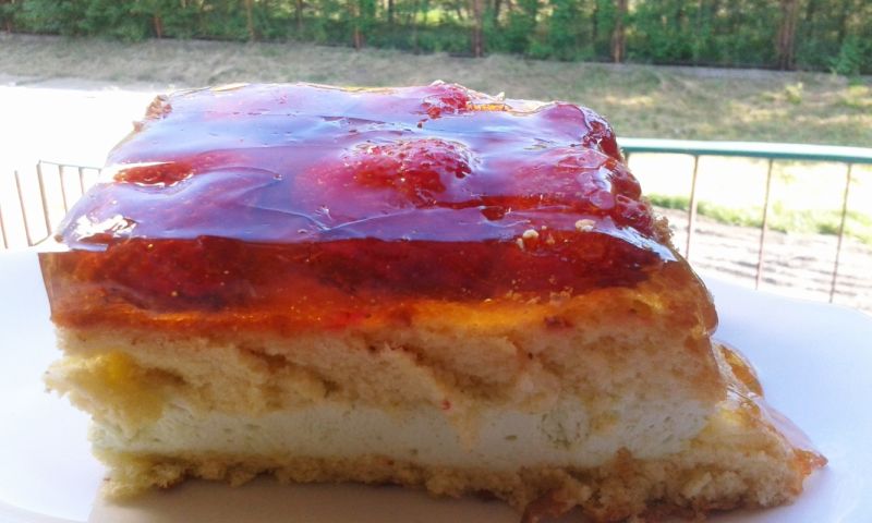 Biszkopt z kremem i galaretką