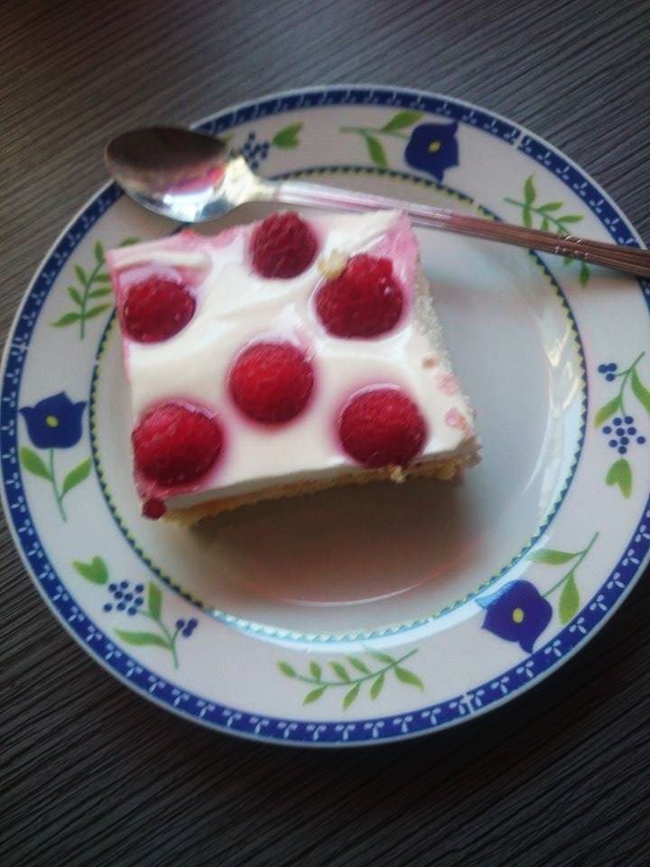 biszkopt z kremem i malinami