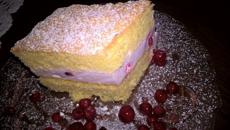 Biszkopt z kremem i porzeczkami Biszkopt z kremem i porzeczkami