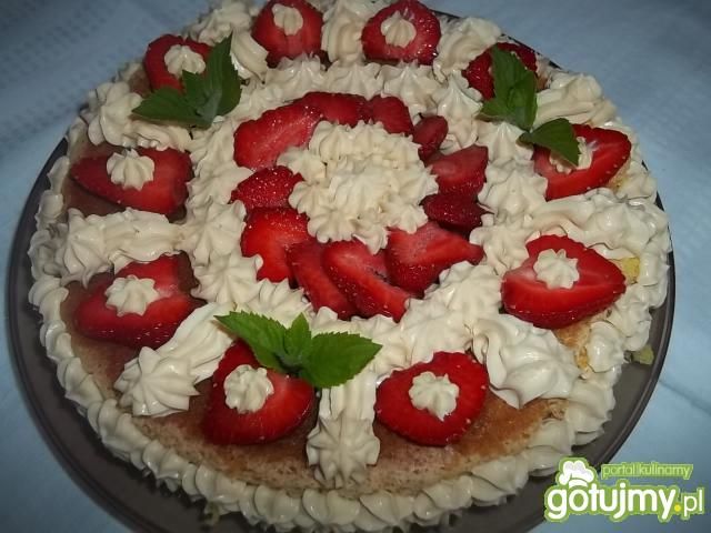 Biszkopt z kremem i truskawkami