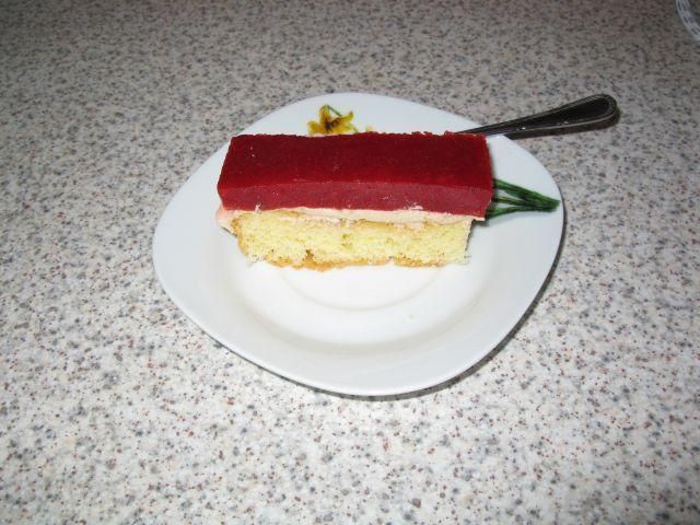 Biszkopt z kremem i truskawkami Biszkopt z kremem i truskawkami