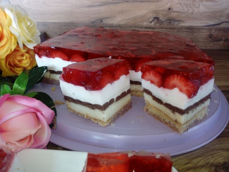 Biszkopt z kremem i truskawkami