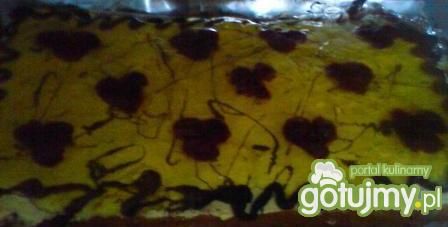 Biszkopt z kremem i wiśniami