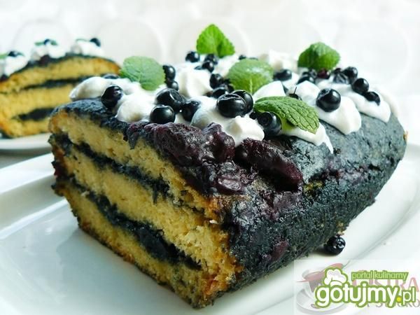 Biszkopt z kremem jagodowym Biszkopt z kremem jagodowym