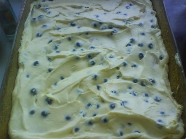 Biszkopt z kremem Karpatka i borówką:)