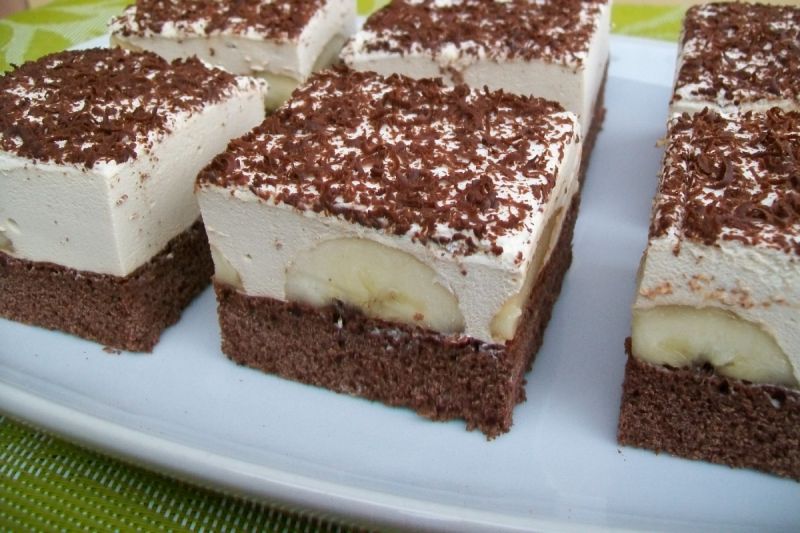 Biszkopt z kremem kawowym i bananami