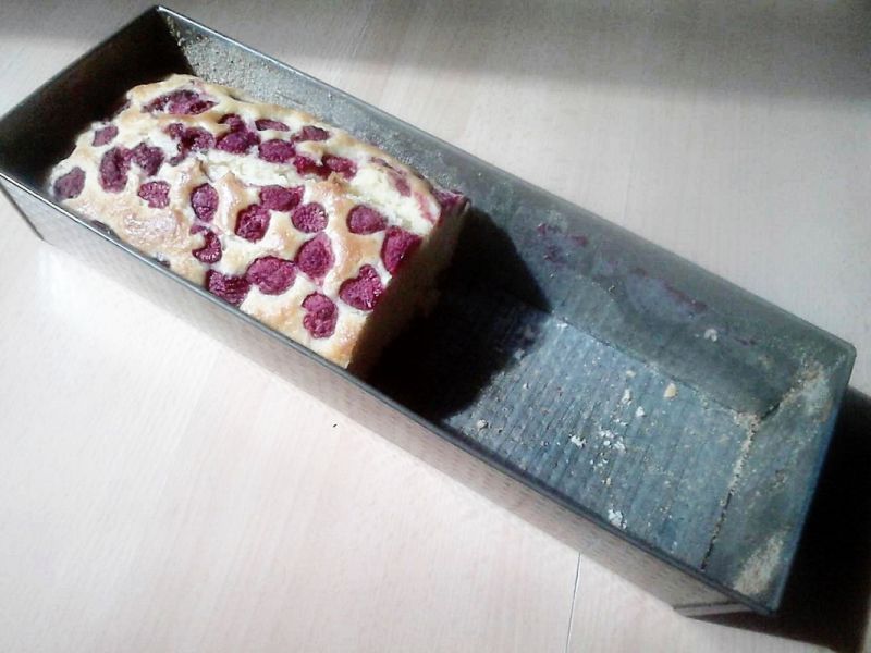 Biszkopt z malinami Biszkopt z malinami