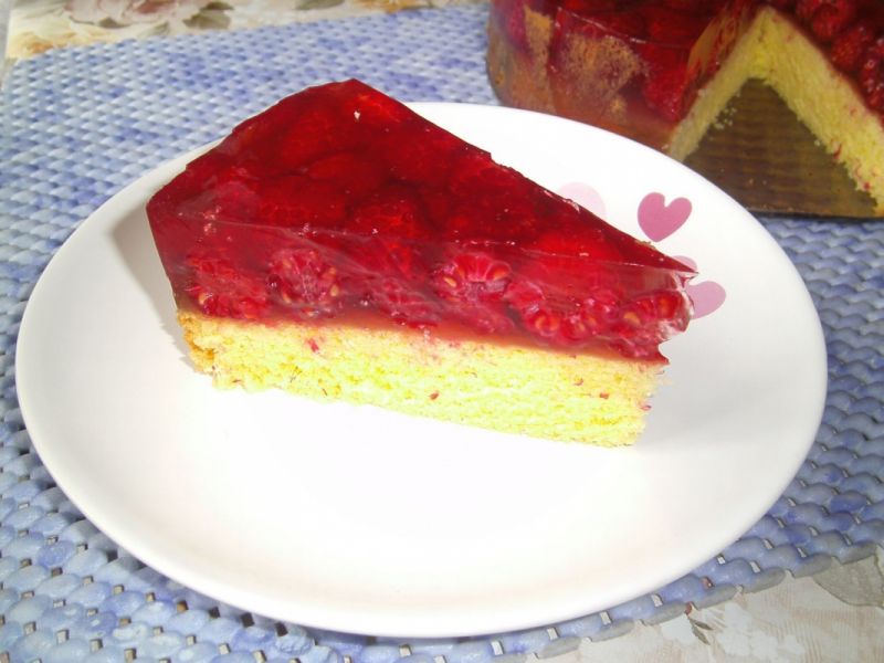 Biszkopt z malinami i galaretką