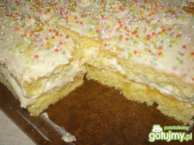 Biszkopt z masą adwokatową i posypką Biszkopt z masą adwokatową i posypką
