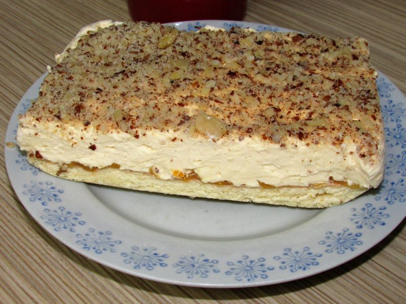 Biszkopt z masą adwokatową z posypką orzechową Biszkopt z masą adwokatową z posypką orzechową