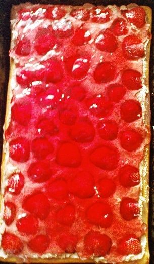 Biszkopt z masą czekoladową i truskawkami Biszkopt z masą czekoladową i truskawkami