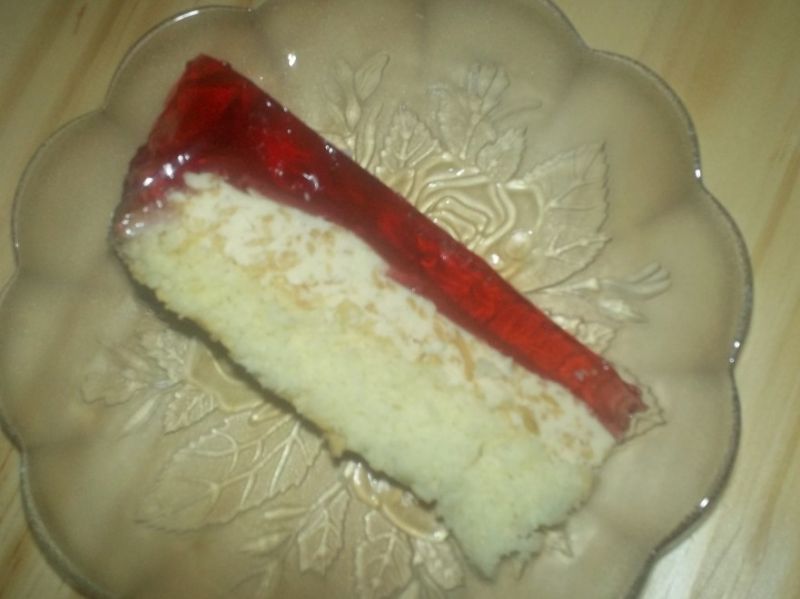 Biszkopt z masą jabłkową i galaretką