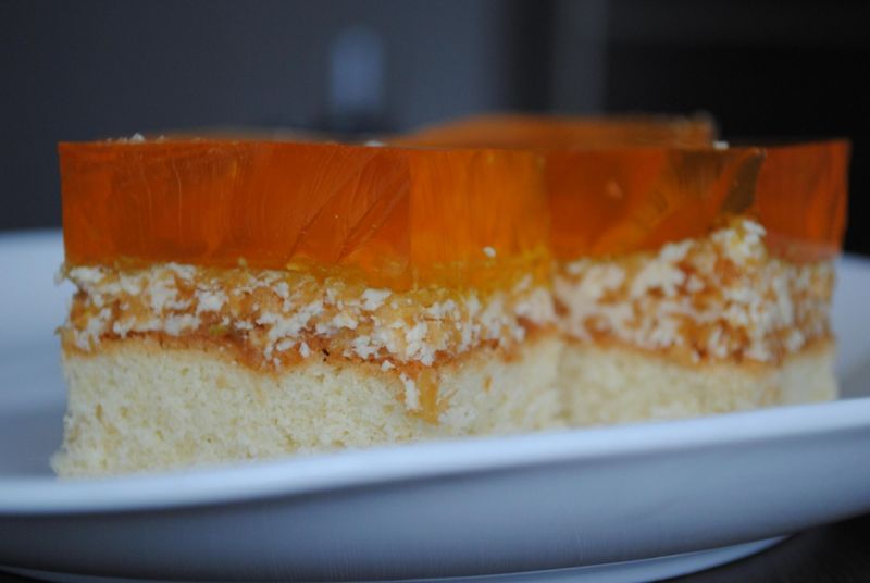 Biszkopt z masą jabłkową i galaretką