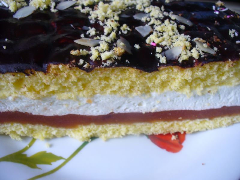 Biszkopt z masą jabłkową z dodatkiem galaretek