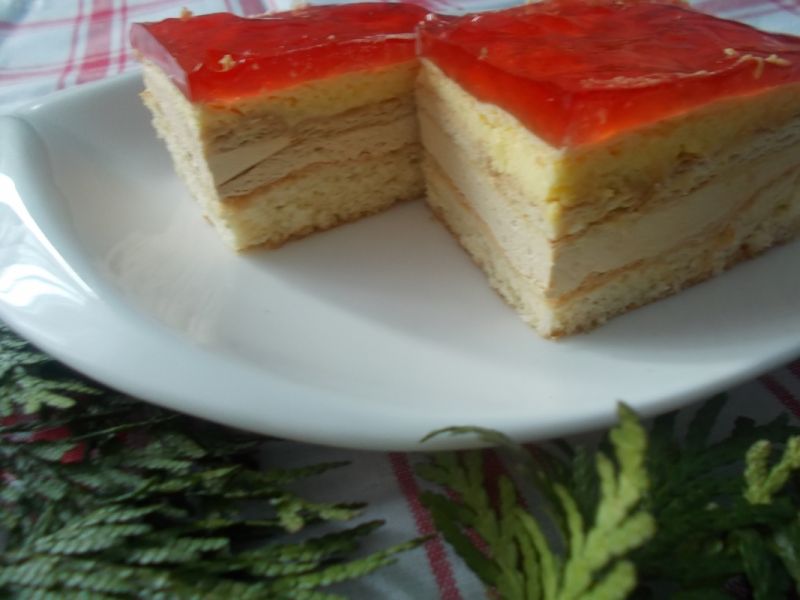 Biszkopt z masą krówkową i galaretką  Biszkopt z masą krówkową i galaretką