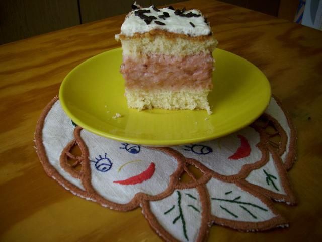 Biszkopt z masą rabarbarową