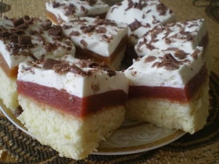 Biszkopt z masą rabarbarową Biszkopt z masą rabarbarową