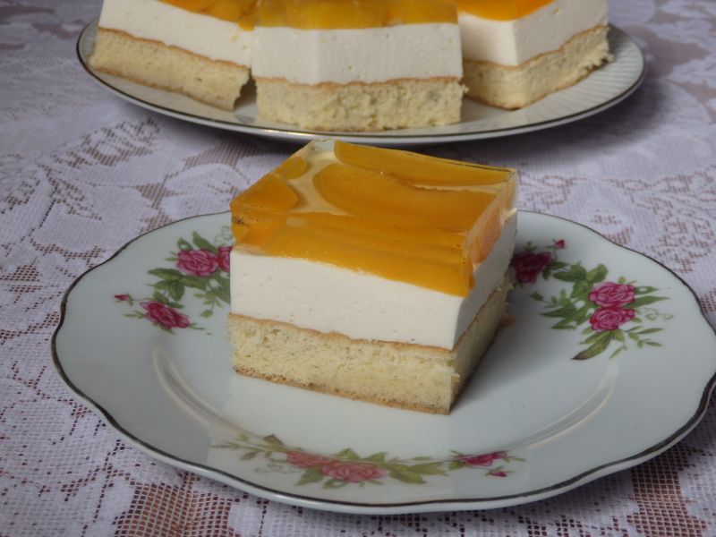 Biszkopt z masą serową i brzoskwiniami 