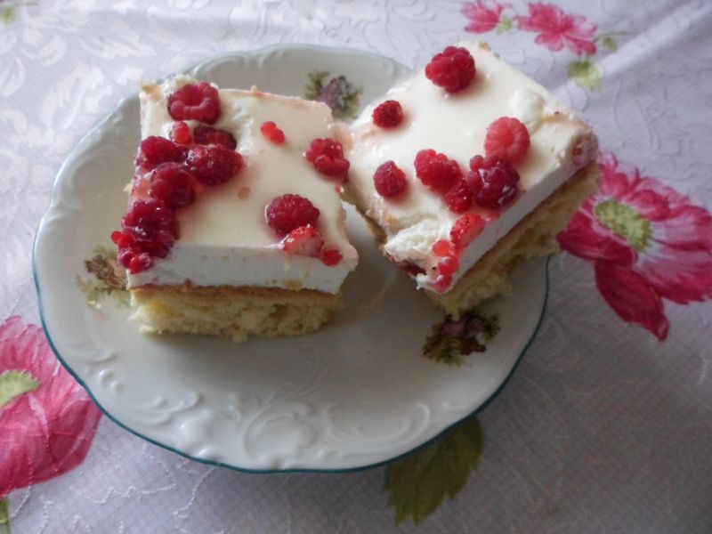 Biszkopt z masą śmietanowo-jogurtową Biszkopt z masą śmietanowo-jogurtową