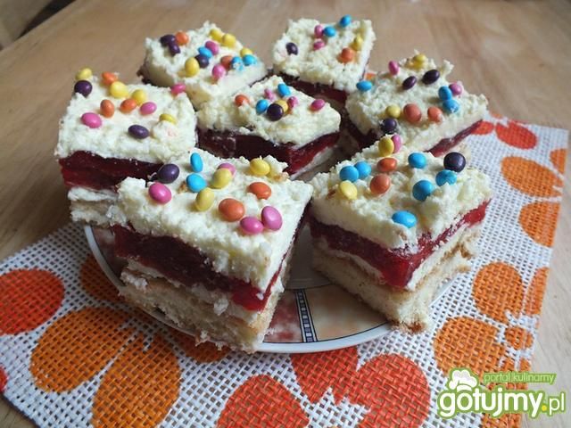 Biszkopt z masa truskawkową