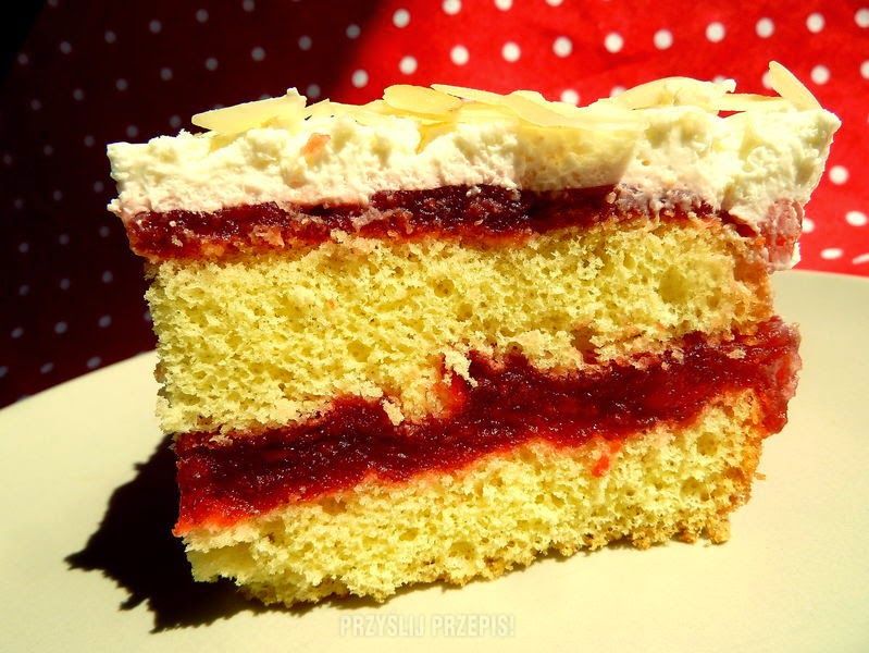Biszkopt z masą truskawkową i płatkami migdałowymi