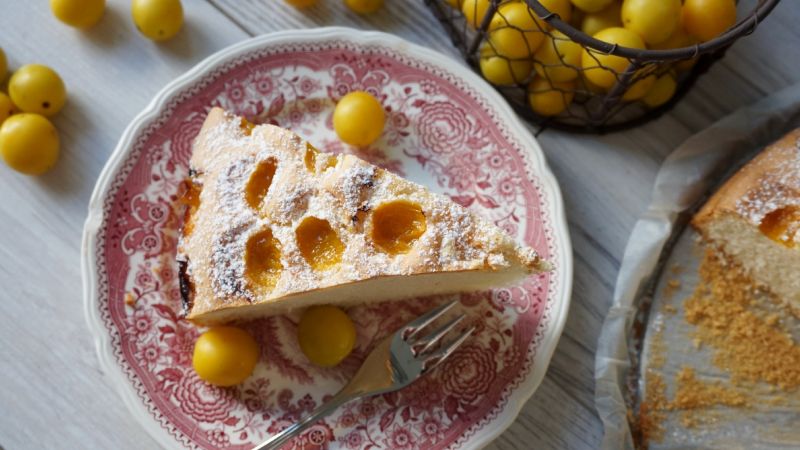 Biszkopt z mirabelkami