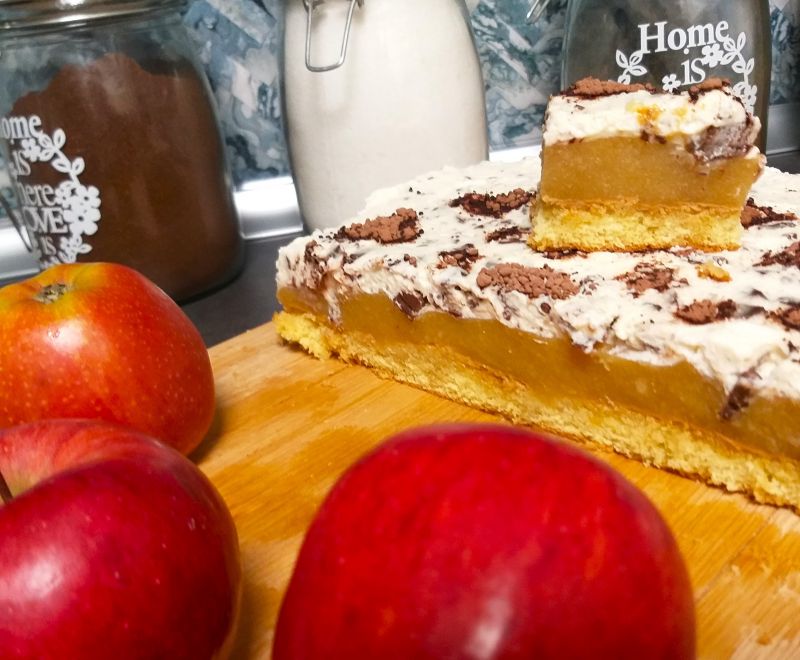 Biszkopt z musem jabłkowym i kremem