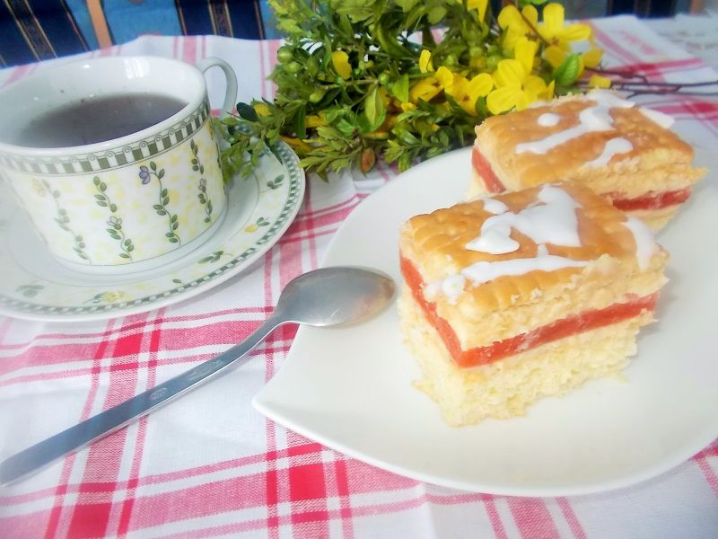 Biszkopt z musem truskawkowo- pomarańczowym Biszkopt z musem truskawkowo- pomarańczowym