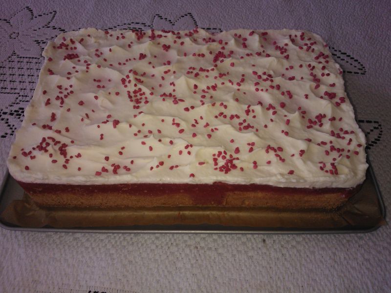 Biszkopt z musem truskawkowym