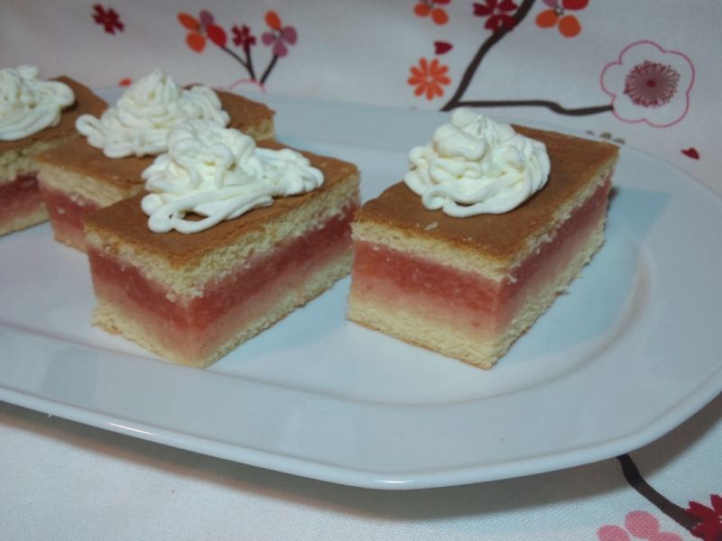 Biszkopt z owocami a'la Lubiś