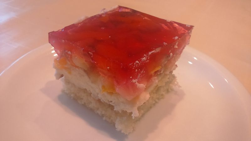 Biszkopt z owocami i galaretką na twarogu Biszkopt z owocami i galaretką na twarogu