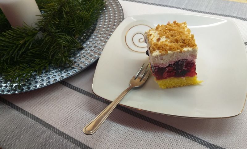 Biszkopt z owocami i masą śmietanową Biszkopt z owocami i masą śmietanową