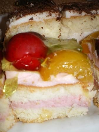 Biszkopt z pianką, galaretką i śliwkami Biszkopt z pianką, galaretką i śliwkami