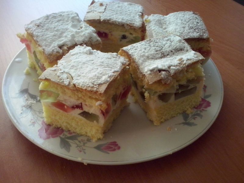 Biszkopt z pianką i kosteczkami