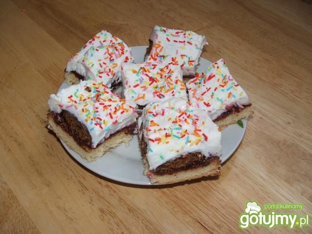 Biszkopt z pierniczkami i bitą śmietaną Biszkopt z pierniczkami i bitą śmietaną