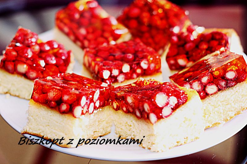 Biszkopt z poziomkami i galaretką Biszkopt z poziomkami i galaretką