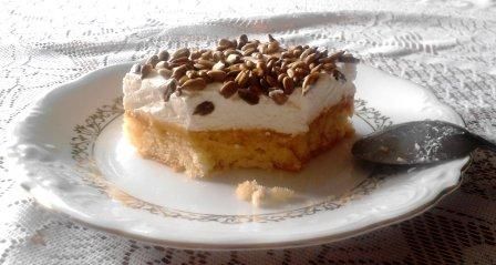Biszkopt z prażonym słonecznikiem i bitą śmietaną