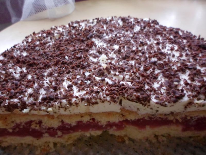 Biszkopt z prażonymi jabłkami i  bitą śmietaną