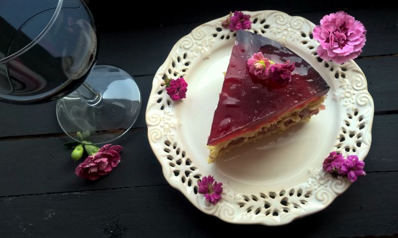 Biszkopt z rabarbarem i galaretką z hibiskusa