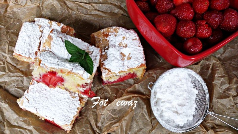 Biszkopt z truskawkami