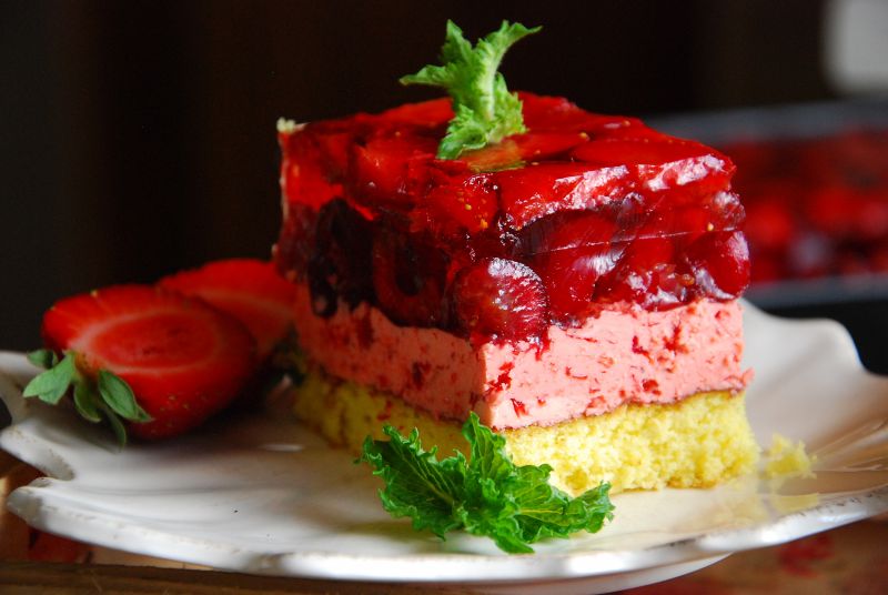 Biszkopt z truskawkami i czereśniami Biszkopt z truskawkami i czereśniami