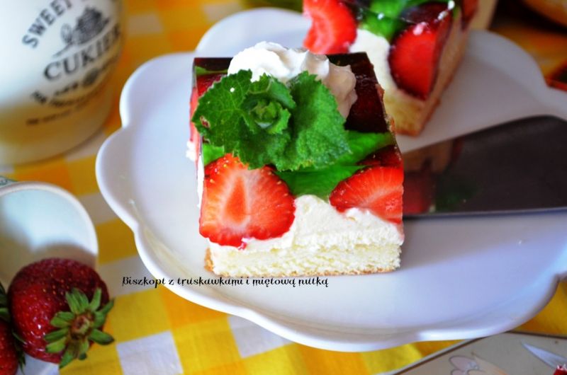 Biszkopt z truskawkami i galaretką