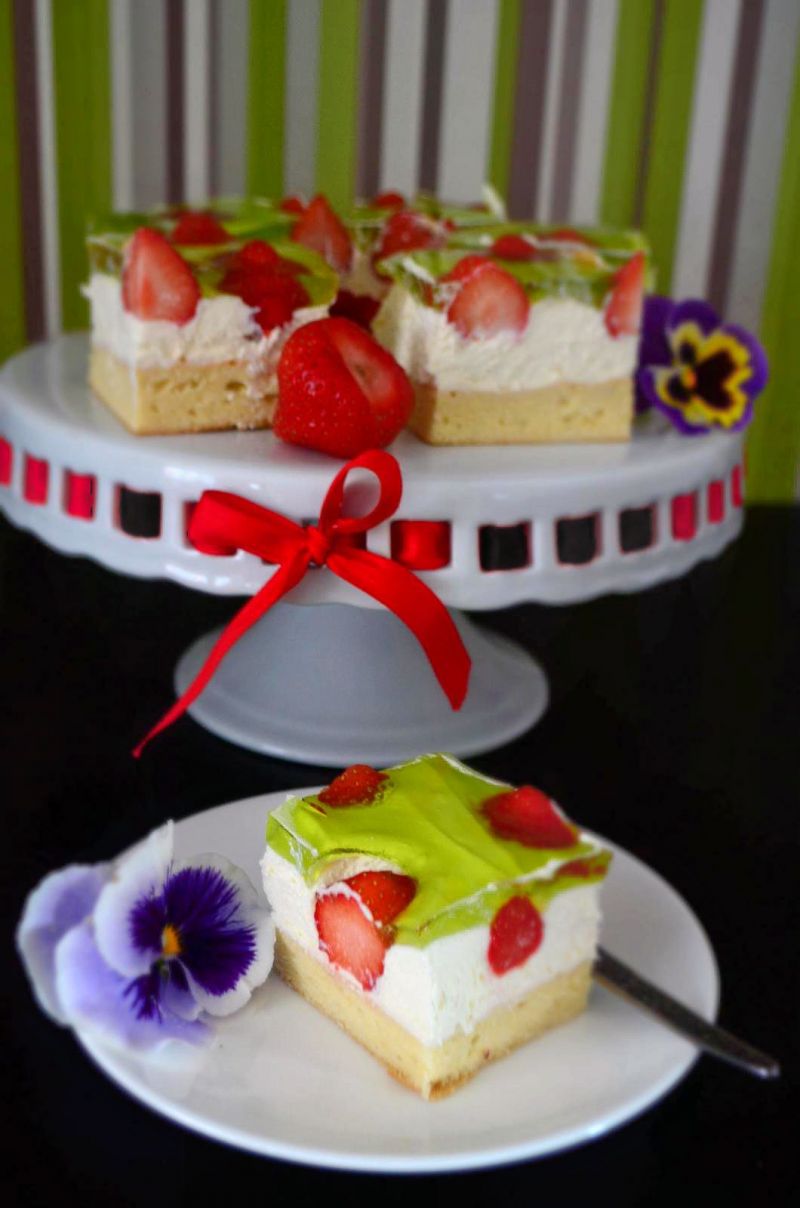 Biszkopt z truskawkami i galaretką wg Zbysiowa