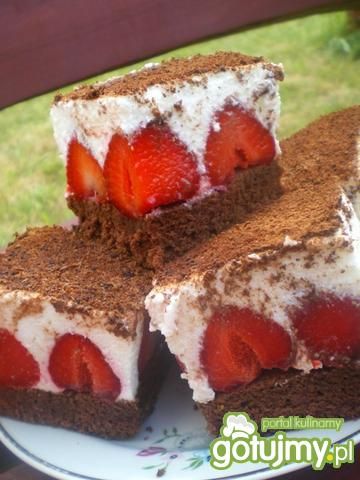 Biszkopt z truskawkami i kremem