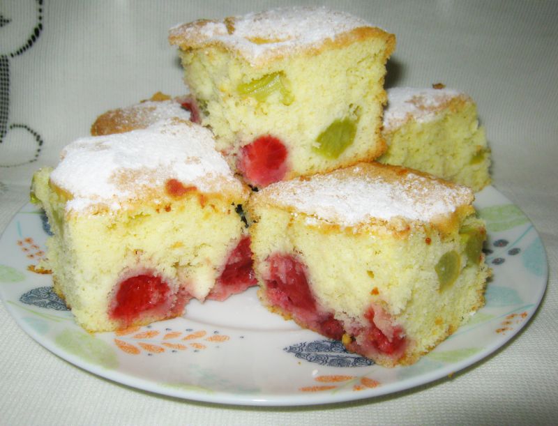 Biszkopt z truskawkami i rabarbarem Biszkopt z truskawkami i rabarbarem