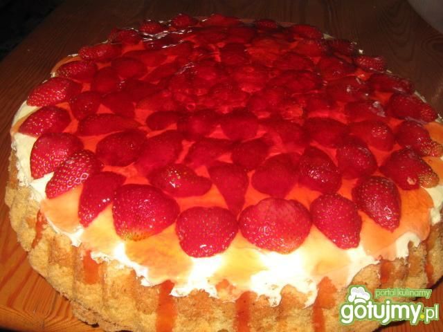 Biszkopt z truskawkami, krem i galaretką