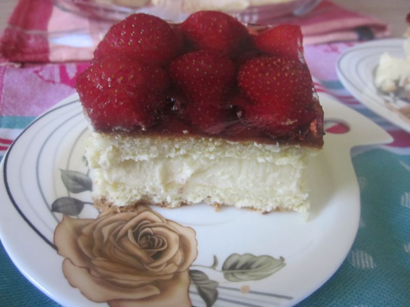 Biszkopt z truskawkami, kremem i galaretką
