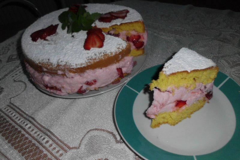 Biszkopt z truskawkową pianką Biszkopt z truskawkową pianką
