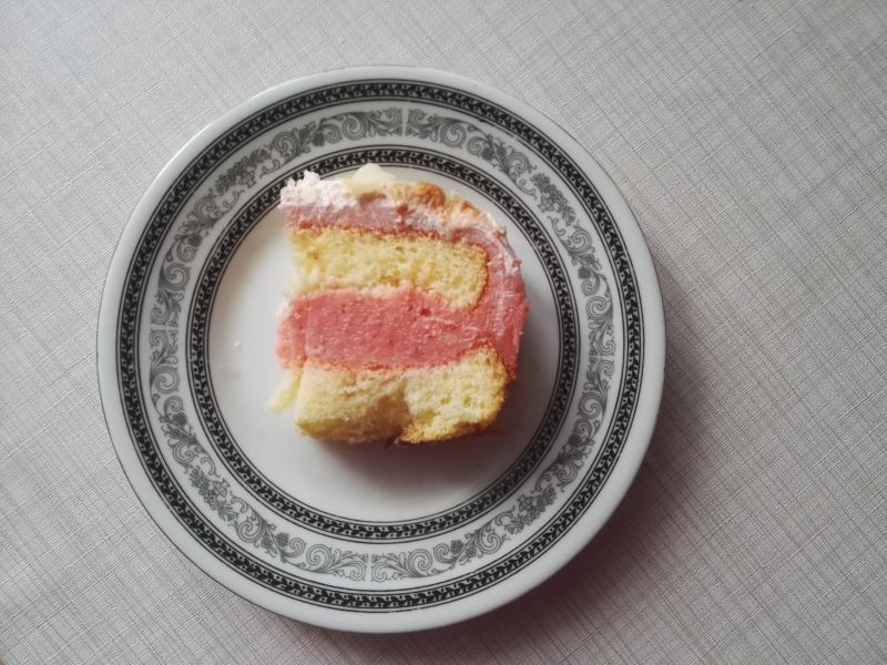 Biszkopt z truskawkową pianką